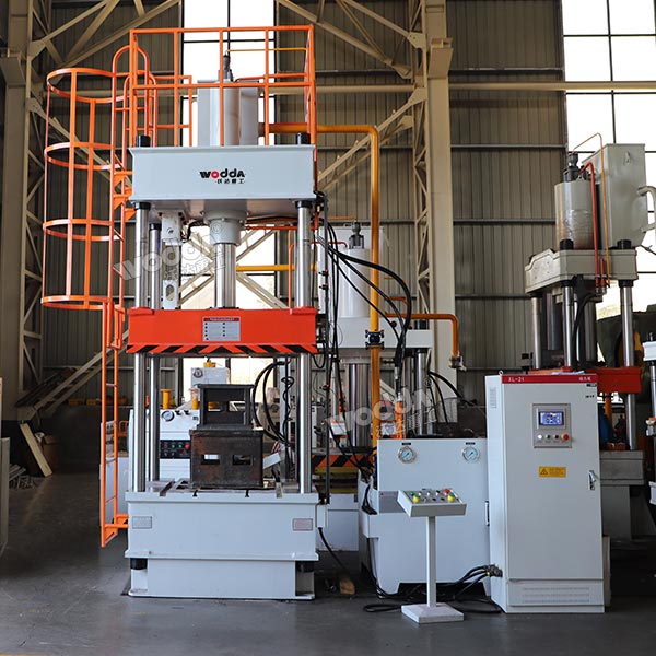 200噸四柱液壓機(jī) 200噸四柱液壓機(jī)